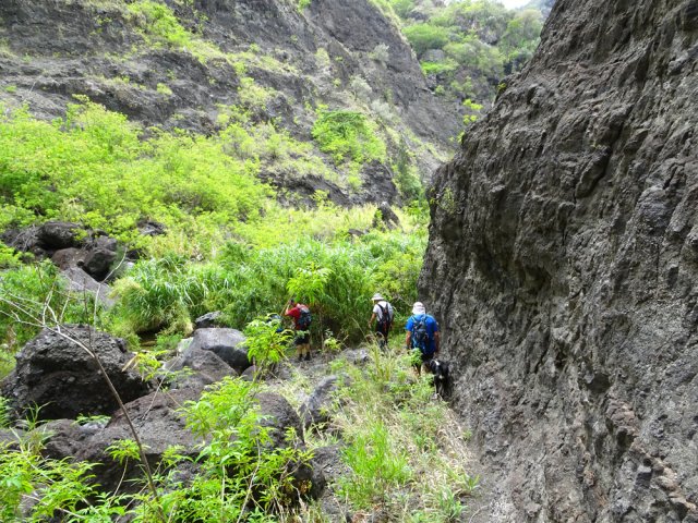 Longer la falaise est aisé mais les éboulis peuvent être fréquents