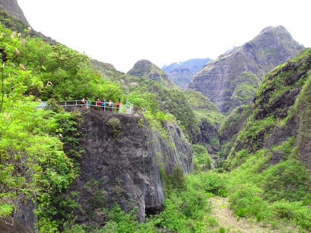 Le sentier s'élève sur les flancs du Piton Cabris