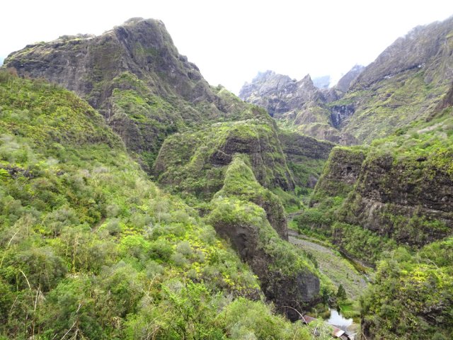 Arrivée à la passerelle et au barrage que l'on domine