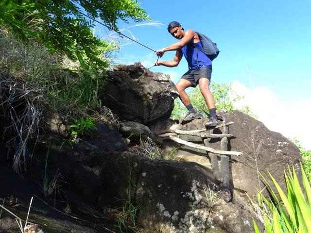 Attention aux vieilles marches rudimentaires. Bien tenir le câble
