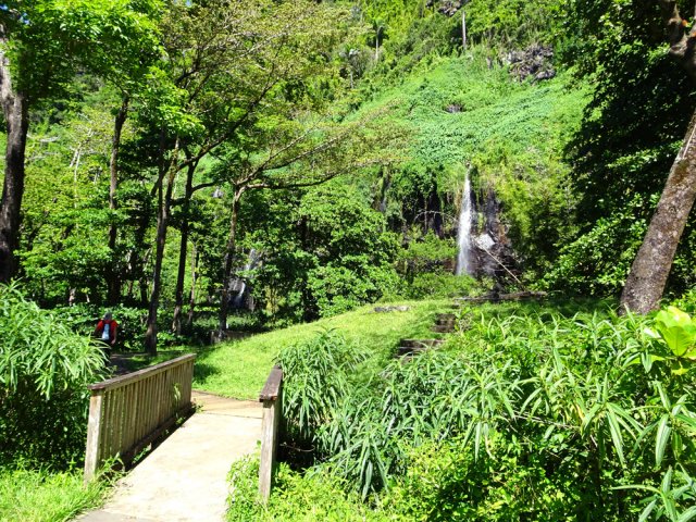 La première passerelle en direction de la plus haute chute