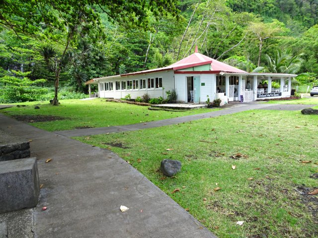 Possibilité de pénétrer dans le restaurant en fauteuil
