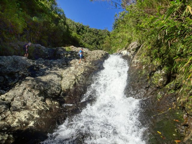La troisième chute en superbe toboggan