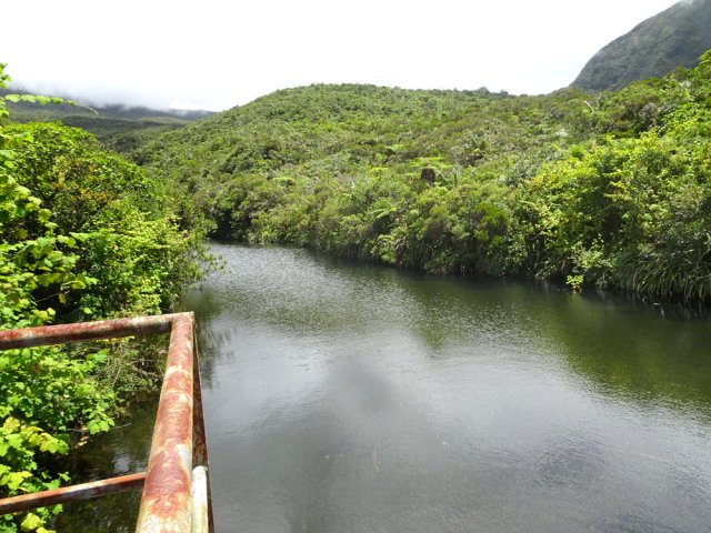 Le barrage a créé un véritable étang aux eaux noires