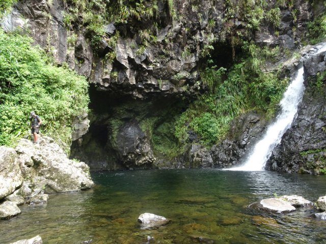 La dernière cascade près d'une grande grotte