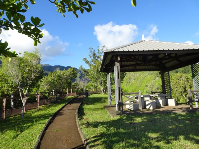 Une bande goudronnée longe le belvédère