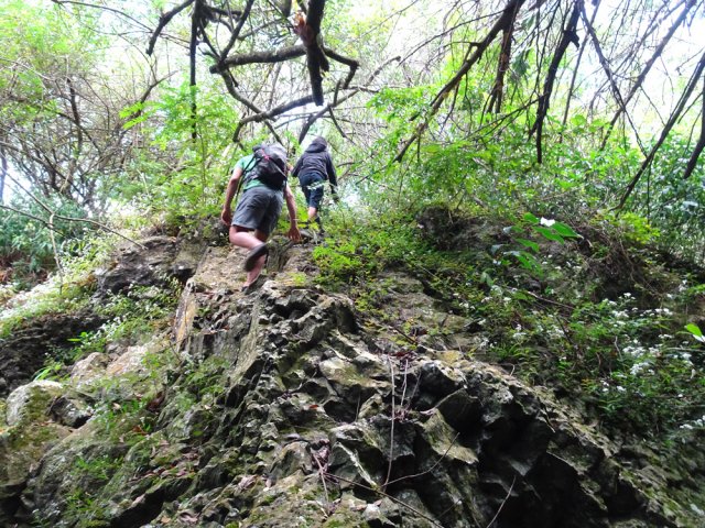 On rejoint le sentier par une dernière escalade