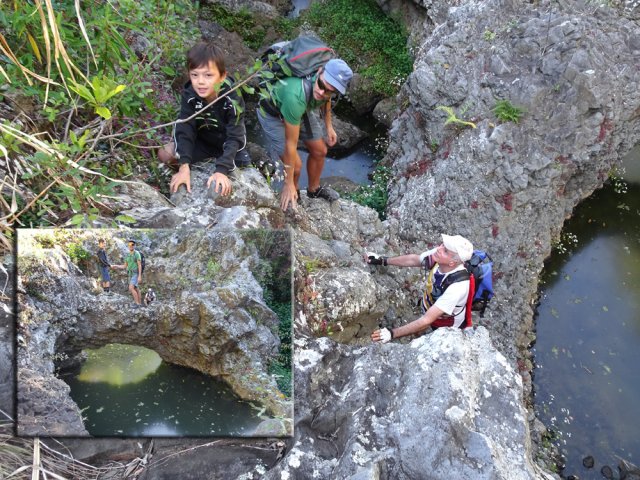 Rejoindre les bassins pour y repérer l'arche dépassant du bassin
