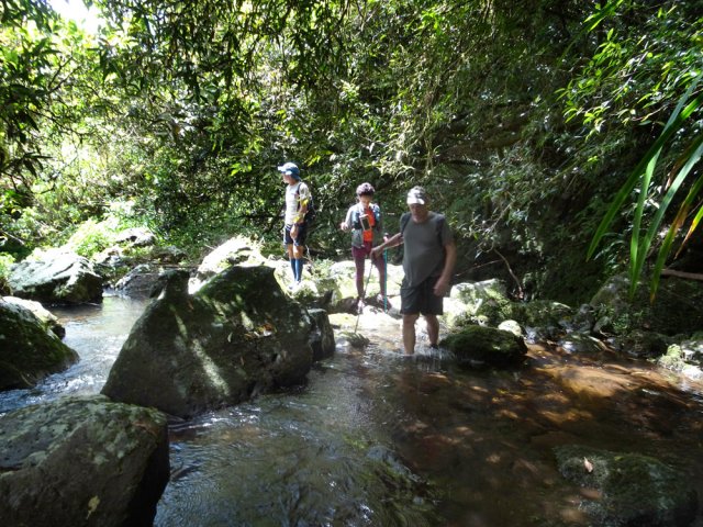 Remontée de la rivière jusqu'à la cascade suivante en longeant la berge