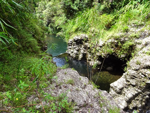 Le sentier redescend au-dessus de la prise d'eau
