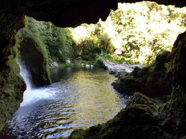 La cascade vue de la grotte en rive droite