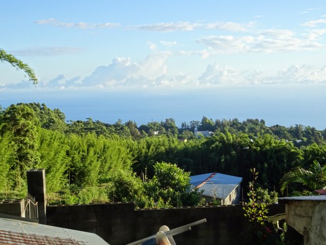 On s'éloigne doucement de l'église entourée de verdure