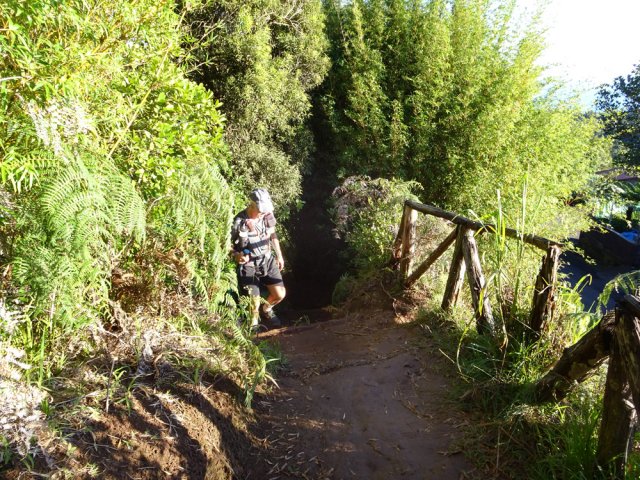 Terrain glissant sur terre rouge glaiseuse