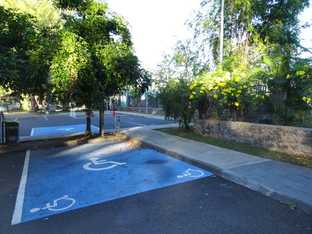 Stationnement aisé devant la piscine municipale