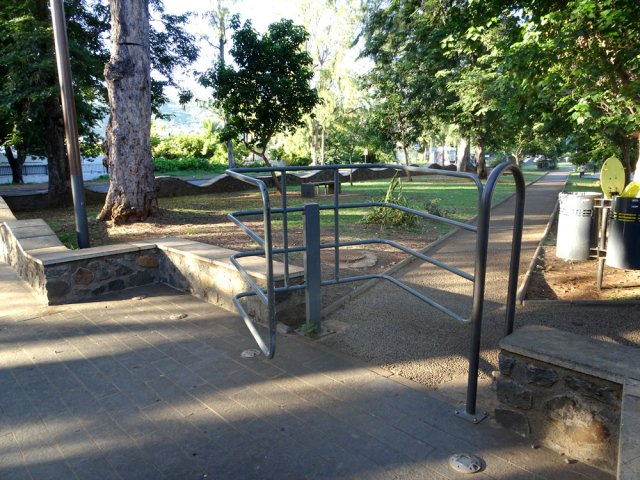 Pas facile de glisser un fauteuil roulant dans cette chicane mais on passe