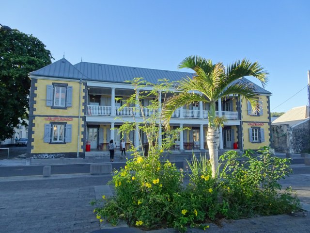 Le très caractéristique Hôtel Laçay, juste en face du débarcadère