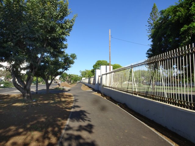 Longer le complexe sportif en bifurquant à droite à l'Avenue Mondon