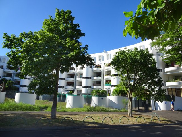 Prendre la première à gauche après cet immeuble