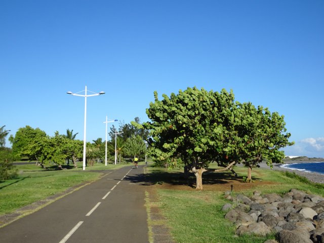 Partir en longeant la plage sur la piste cyclable