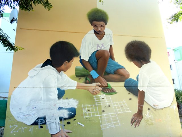 La fresque "les trois Ti Dalons" qui orne toute une façade d'immeuble