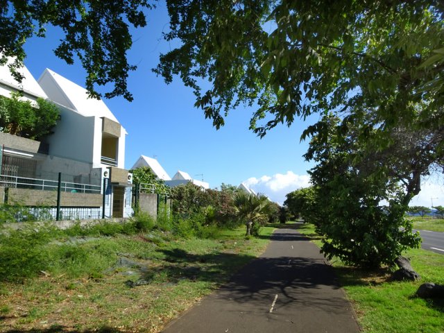 Balade au calme entre l'avenue et les habitations
