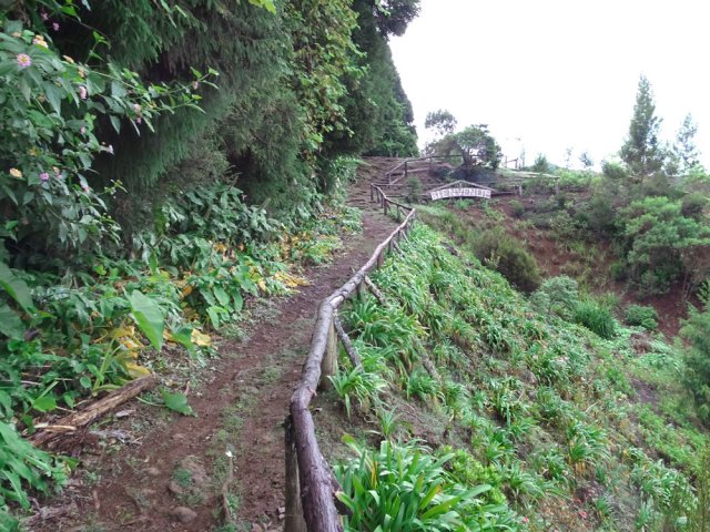 Sentier facile à trouver dans le premier virage de la route