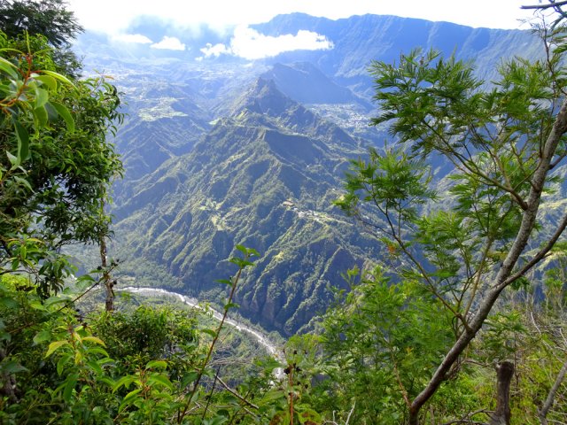 Un dernier regard vers Cilaos avant de parvenir au sommet