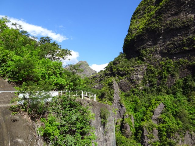 Première portion protégée du vide au-dessus de la rivière