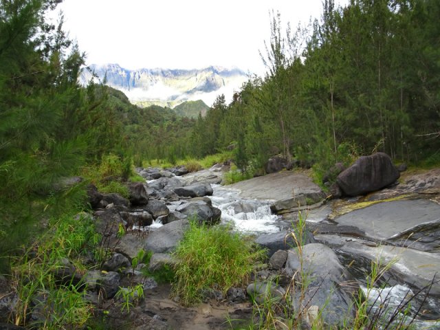 Lever de soleil sur le Gros Morne depuis le pont de la Rivière des Fleurs Jaunes