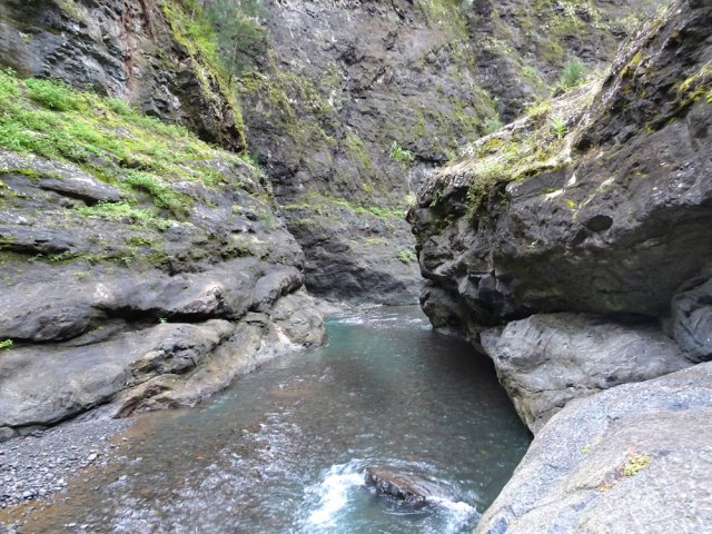 On comprend vite qu'on ne pourrait pas le franchir sans nager