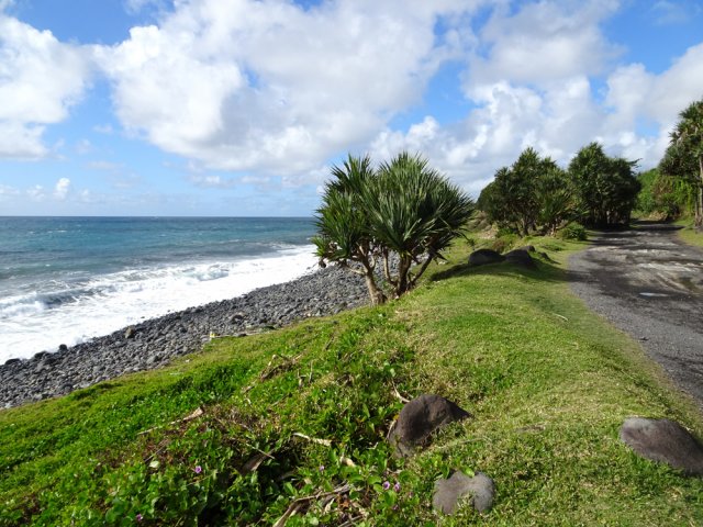 Le début s'effectue à quelques mètres du rivage battu par les vagues