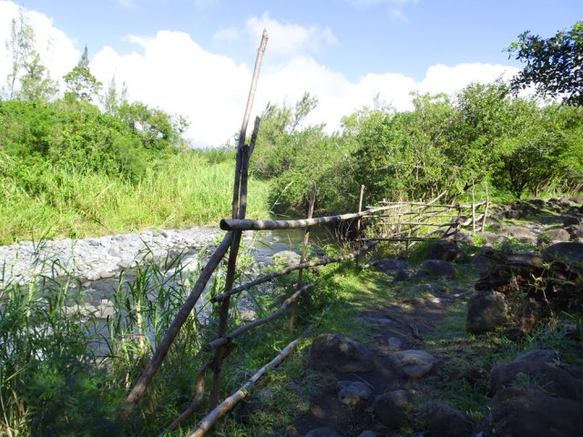 Des rambardes rudimentaires protègent d'une glissade dans la rivière