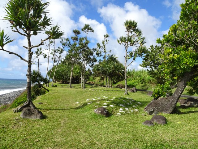 Il est plus agréable de marcher sur l'herbe plutôt que sur la piste