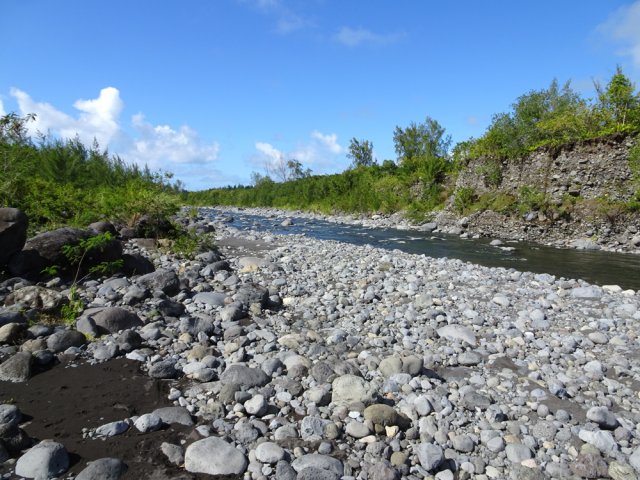 Le bras le plus important se rejoint par un nouveau petit sentier perpendiculaire