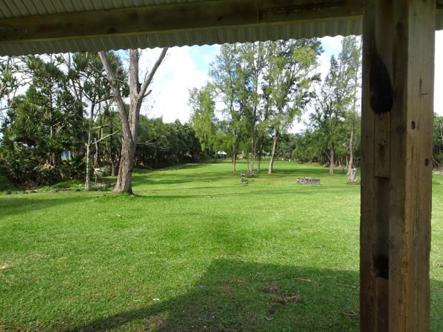 Peu de kiosques sur cette vaste aire de repos