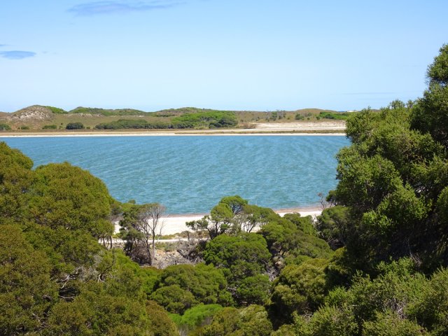 Une belle étendue d'eau près de l'aérodrome
