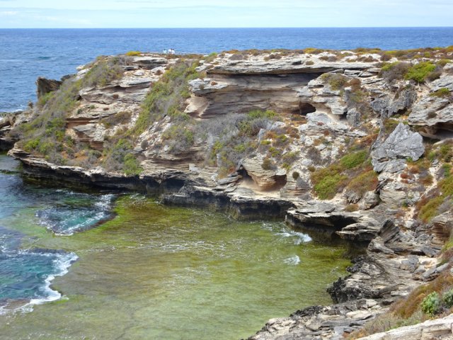 L'érosion sculpte les falaises devenues du gruyère