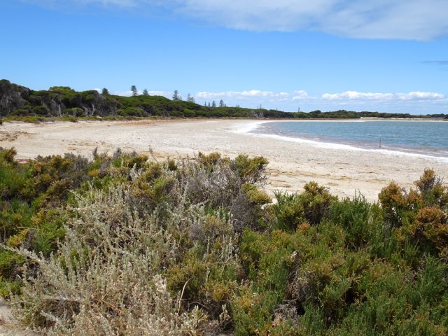 La piste frôle la plage du lac intérieur