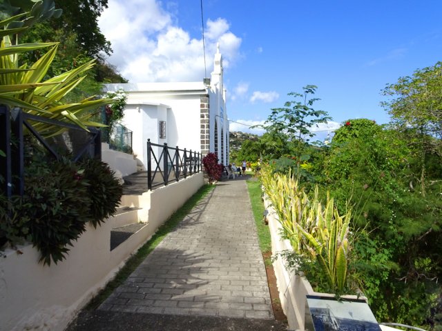 La descente s'effectue en passant devant la chapelle très fréquentée