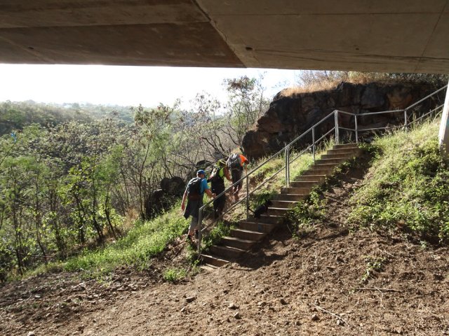 Partir à gauche de l'escalier pour descendre au deuxième gué