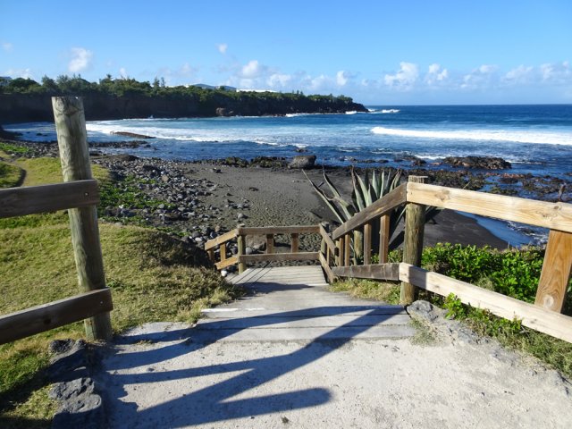 Elle se termine à un escalier emprunté par les pêcheurs
