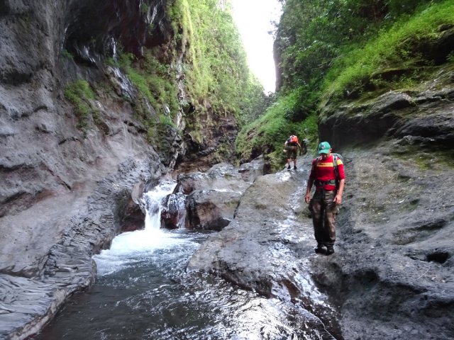 Début de la magnifique gorge, au sol basaltique glissant, que l'on ne remontera pas