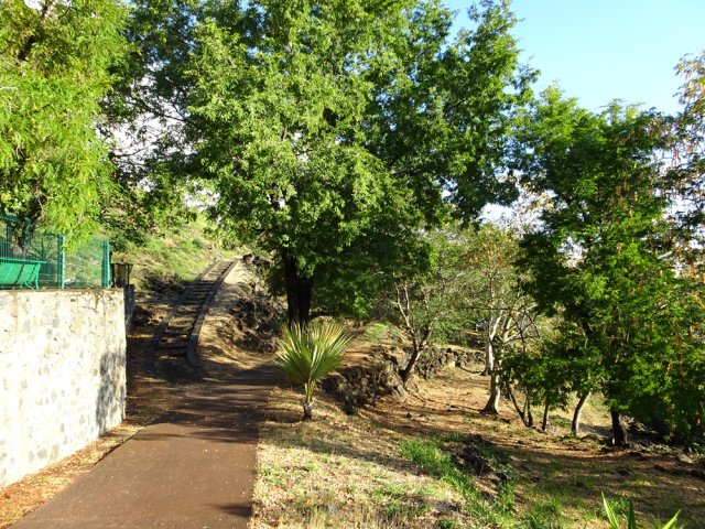 L'escalier mène à l'abri bus