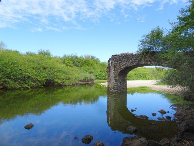 Passage aisé en rive droite seulement si le niveau de l'eau est faible