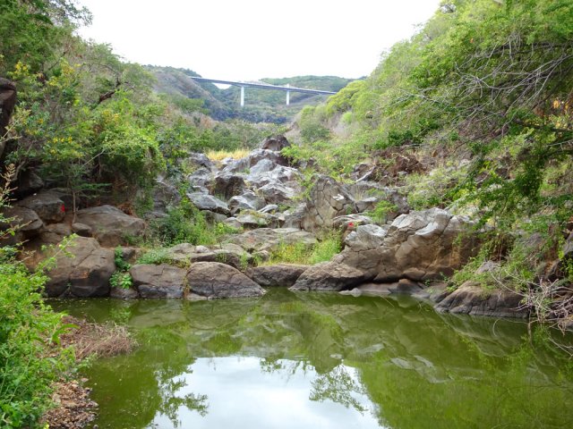 Suivre flèches et points rouges pour éviter ce bassin