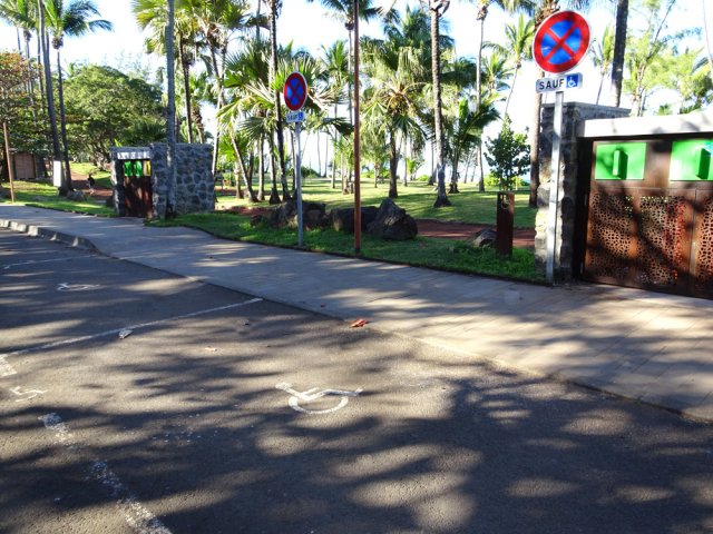 Plusieurs places de parking bien marquées