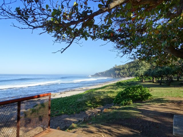 A droite, vue vers la plage et Grands Bois