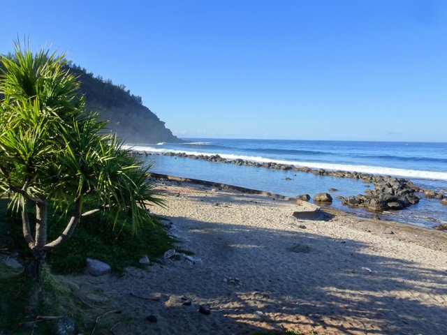 A gauche, panorama sur le Piton de Grande Anse