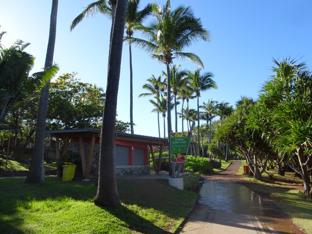 La piste finit à droite à ce bar à jus de fruits