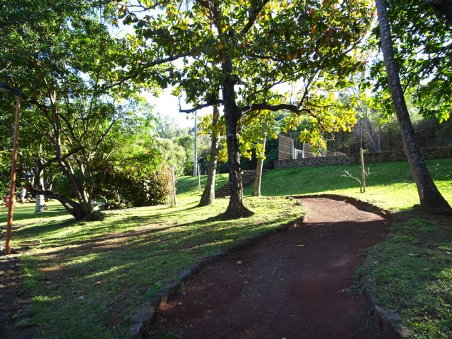 Les pistes de footing partent vers d'autres aires du parcours sportif